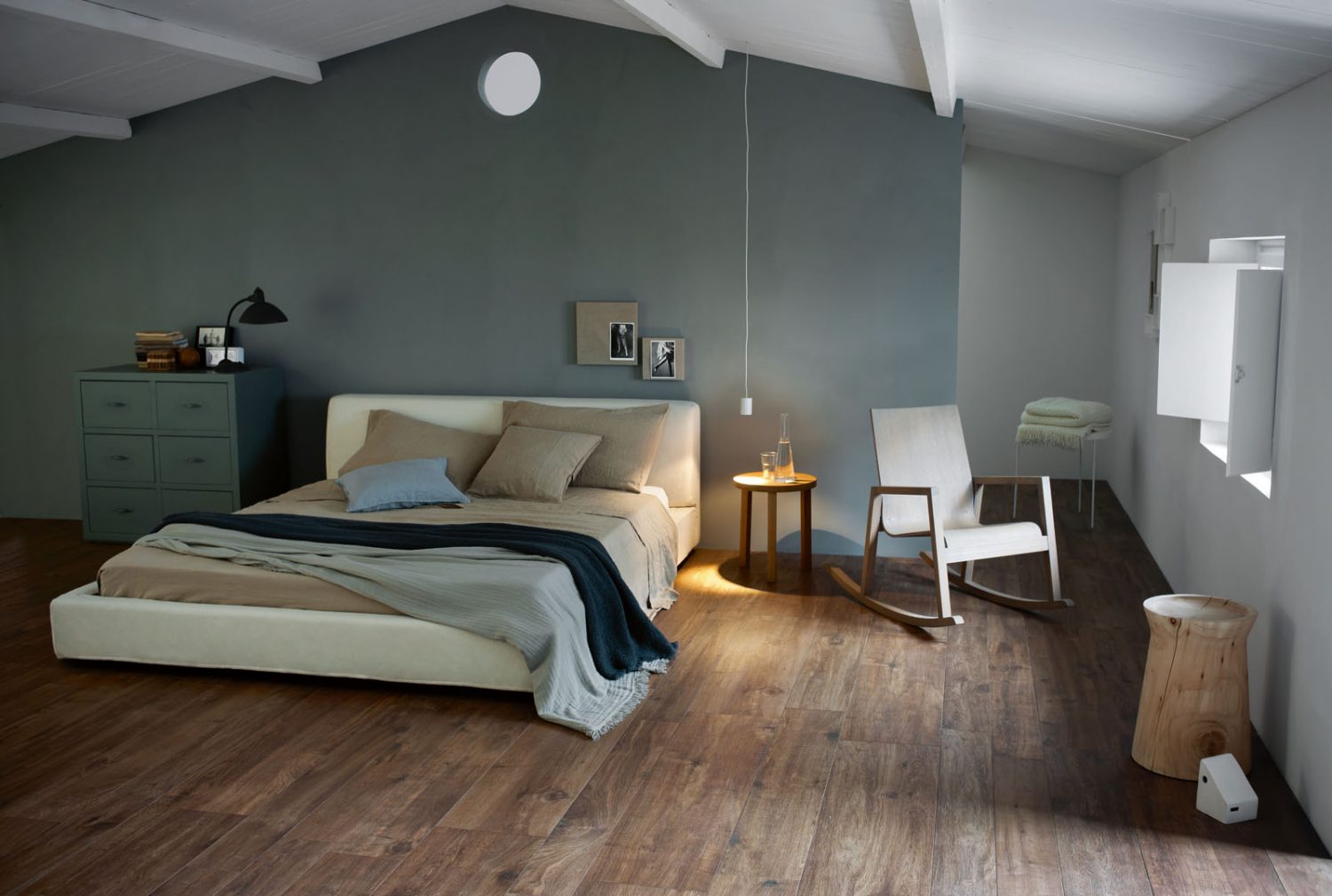 Slaapkamer met houtlook tegels