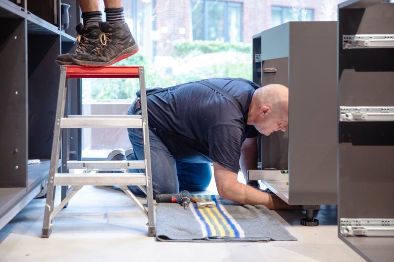 Installateur die een keuken in elkaar aan het zetten is