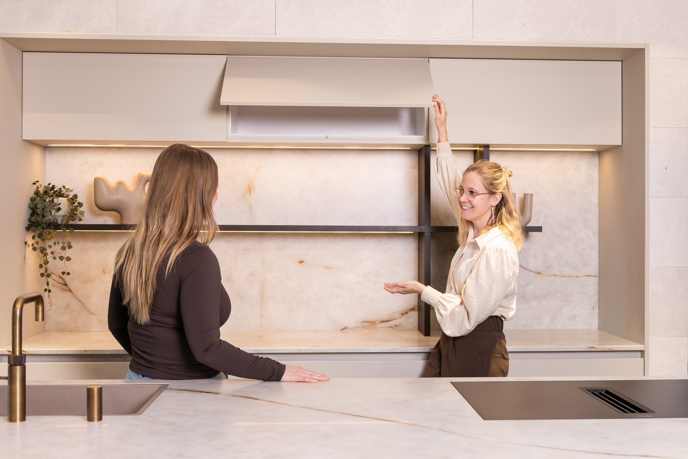 werknemer geeft advies