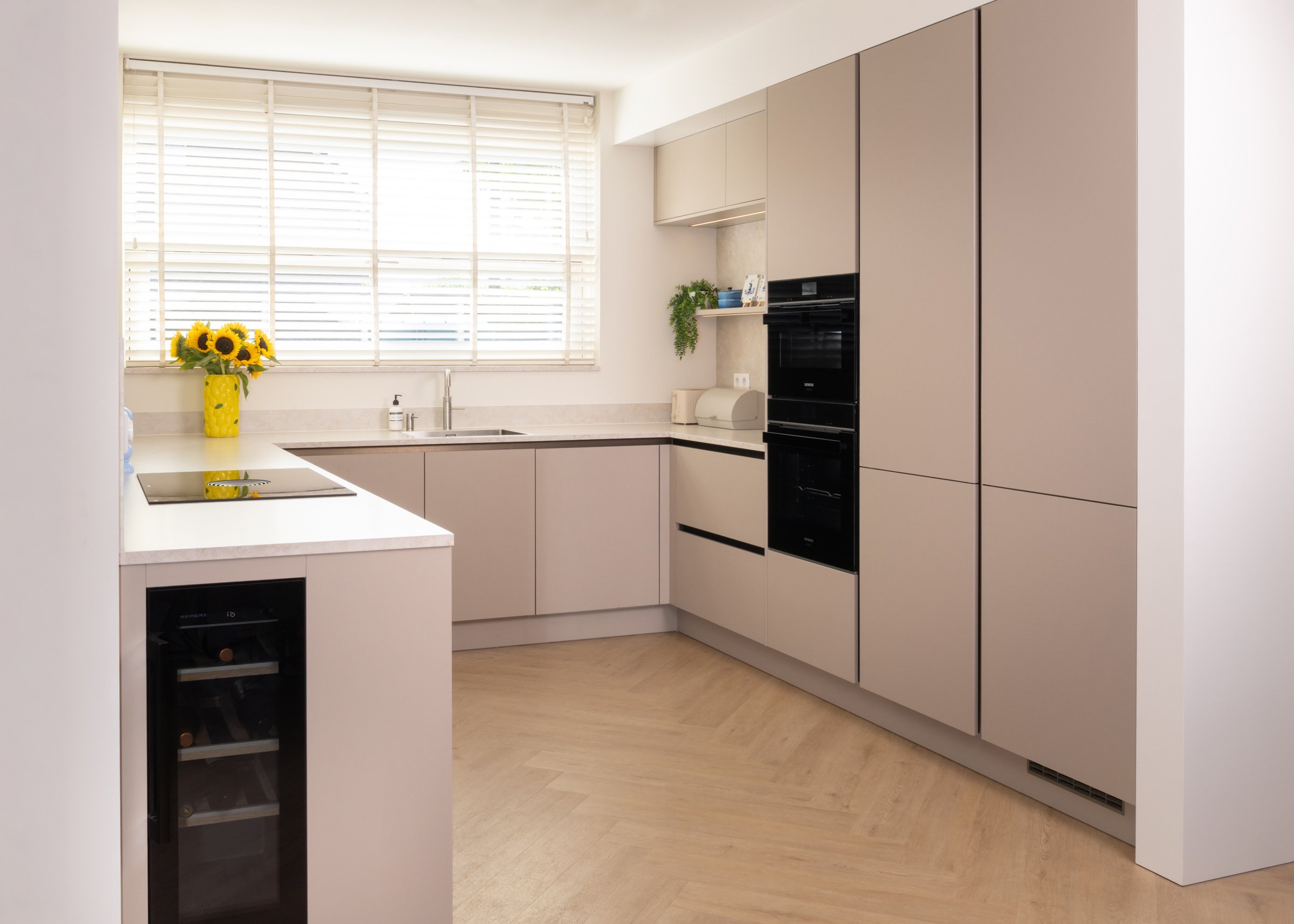 Realisatie u-vorm keuken beige
