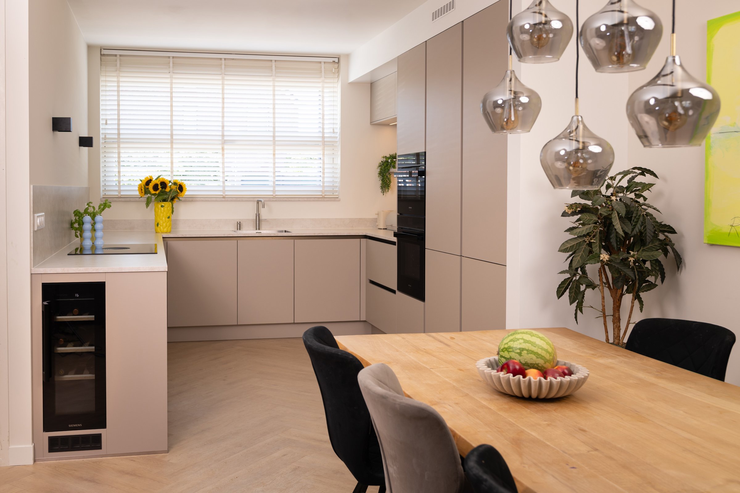 Open u-vorm keuken in beige kleur