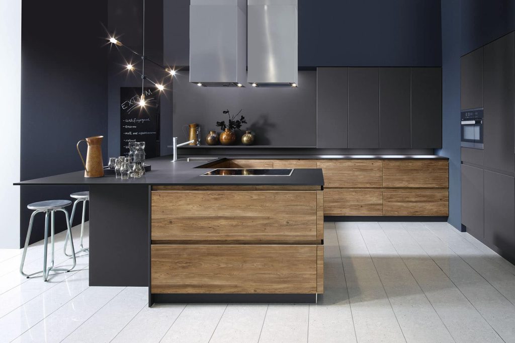 Zwart en houten u-vorm keuken