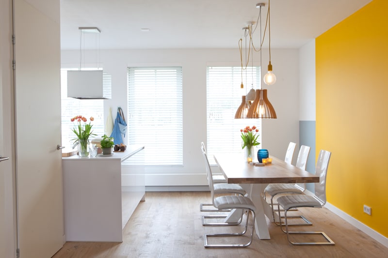 Witte keuken met tafel en houten vloer