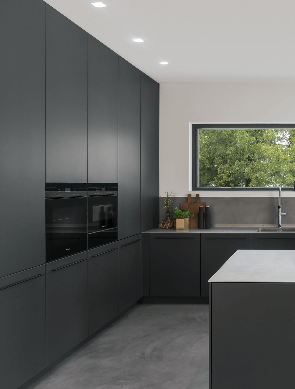 Pure woonstijl met antraciet keuken