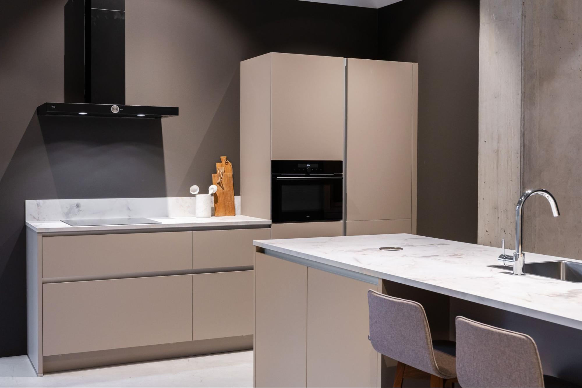 Beige keuken met warme aardetinten