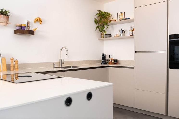 Beige keuken met metaalaccenten