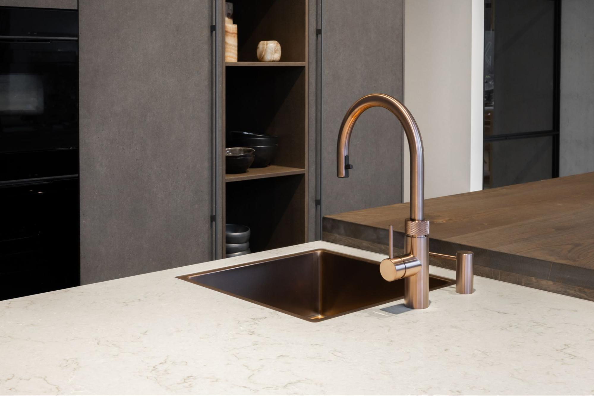 Moderne kraan in antraciet keuken
