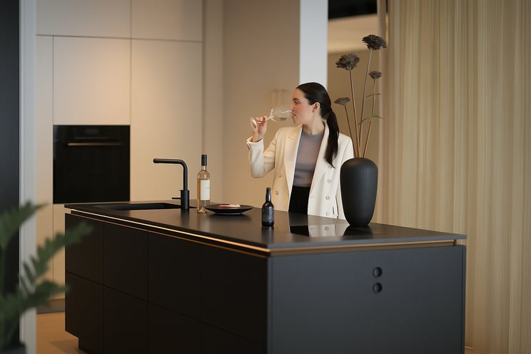 Beige keuken met antraciet keukeneiland