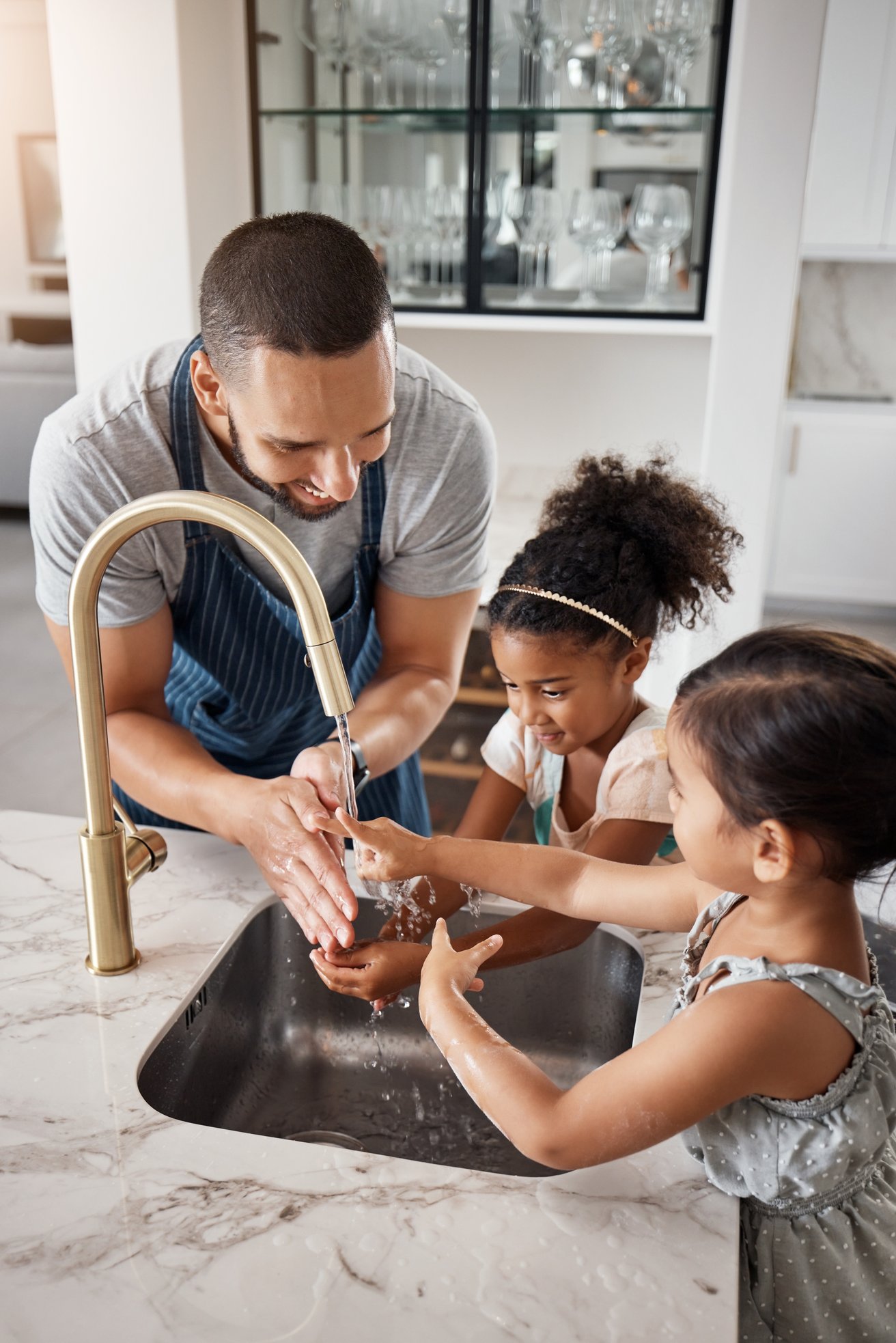 Kinderen die hun hanen wassen